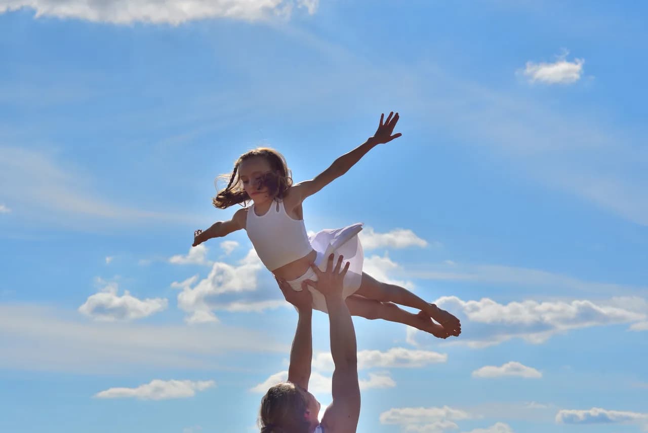 Mädchen wird wie im Flug in den Himmel gehoben
